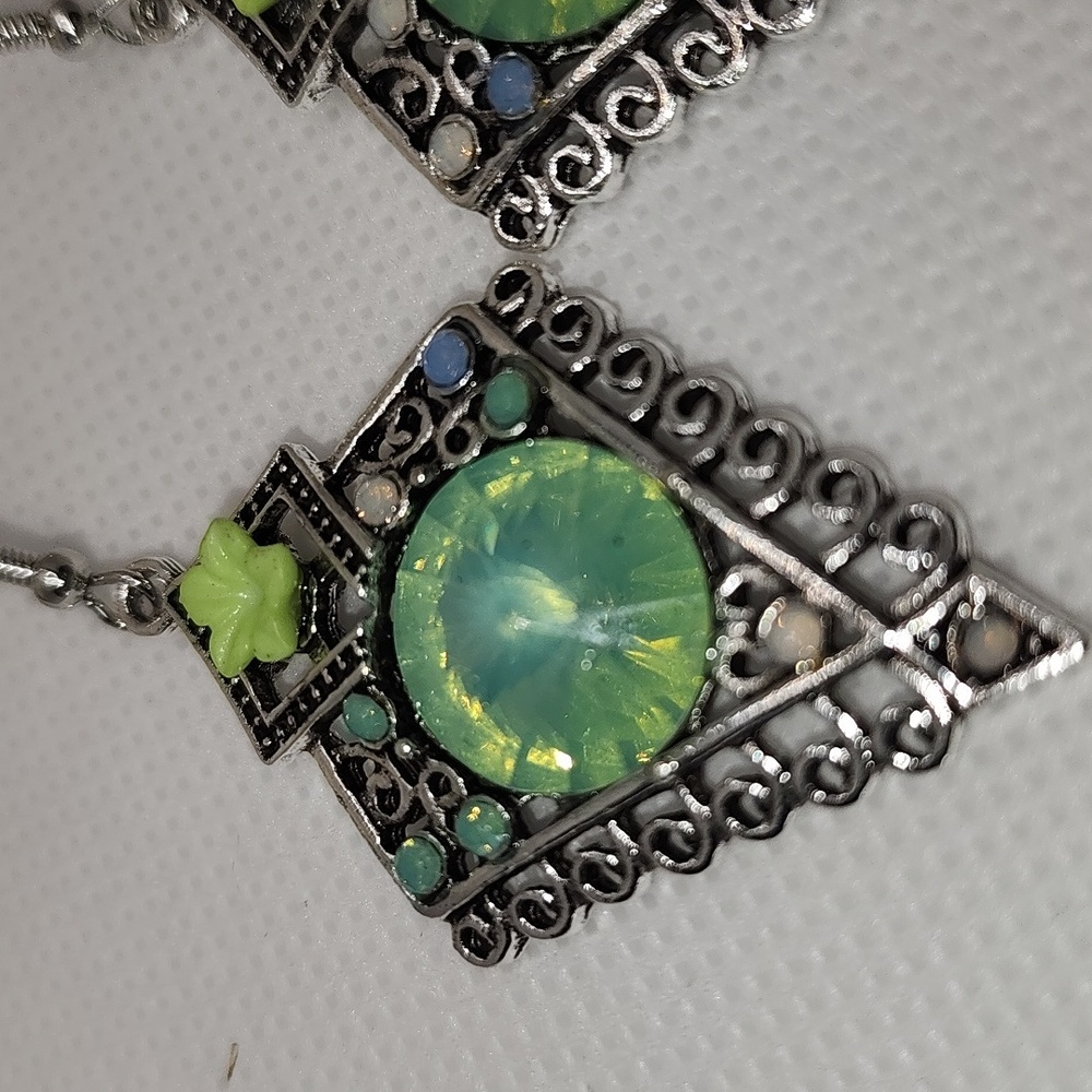 Elegant Silver and Green Earrings - Picture 2 of 6